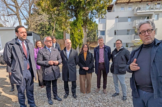 Landesrat Marco Galateo und Landesrat Christian Bianchi beim Lokalaugenschein mit Vizebürgermeister Nerio Zaccaria, den beiden Meraner Stadträten Antonella Costanzo und Stefan Frötscher, Amtsdirektor Andrea Todesco, und Architekt Markus Scherer. (Foto: Gemeinde Meran/Stefano Bolognesi)