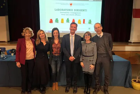 Innovazione e management nelle scuole italiane dell'Alto Adige. Nella foto (da destra) Paolo Maino, Sandra Scicolone, il sovrintendente Vincenzo Gullotta, la dirigente dell'Istituto Comprensivo Laives Emanuela Scicchitano, Antonella Di Bartolo e Maria Stella Perrone. (Foto: USP)