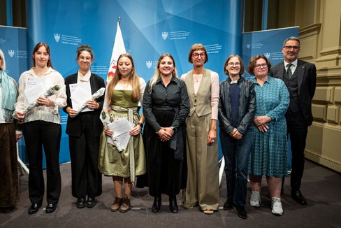 Da sinistra: Nadia Mazzardis, vicepresidente della Commissione provinciale per le pari opportunità per le donne, le vincitrici del premio Sofia Moratti, Alena Kerer e Camilla Cristofoletti, Ulrike Oberhammer, presidente della Commissione provinciale, la moderatrice Heidi Hintner, le componenti della commissione di valutazione Marlene Rinner e Marlene Messner, nonché il presidente della Provincia Arno Kompatscher. (Foto: USP/Fabio Brucculeri)