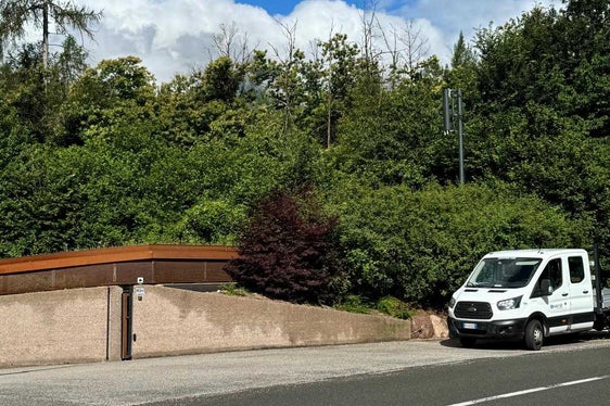 Il pilone di trasmissione installato al campeggio di Monticolo (Foto. RAS)