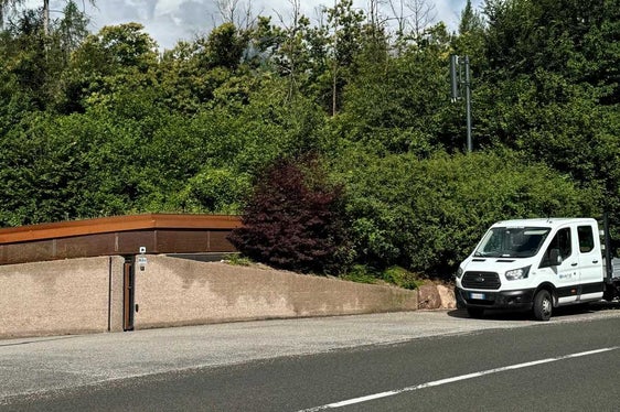Il pilone di trasmissione installato al campeggio di Monticolo (Foto. RAS)