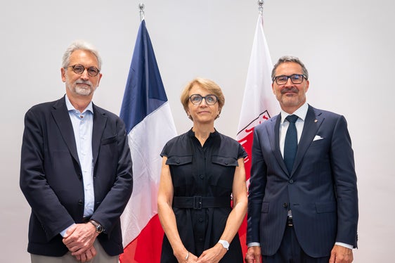 Il console generale François Bonet (da sinistra), l’ambasciatrice Anne-Marie Descôtes e il presidente della Provincia Arno Kompatscher (a destra) hanno parlato dell’Autonomia dell’Alto Adige. (Foto: USP/Fabio Brucculeri)