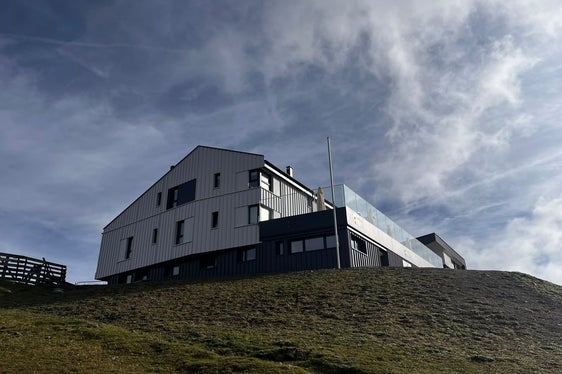 Zeitgemäß und zugleich alpin: Neue Zimmer, moderne Sanitäranlagen und ein ganzjährig nutzbarer Kinderspielbereich ergänzen die Gemeinschaftsschlafräume der Plosehütte. (Foto: LPA/Plosehütte/Claudia Fea)
