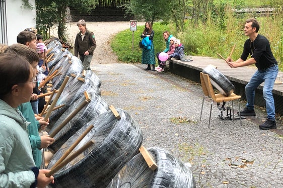 Vor dem Naturparkhaus Rieserferner-Ahrn in Sand in Taufers stellte der umweltbewusste Künstler und Perkussionist Max Castlunger im Rahmen derCleanUP-Tage aus alten Reifen Trommeln aller Art her, die im CleanUP-Percussion-Konzert erklangen. (Foto: LPA/Silvia Oberlechner)