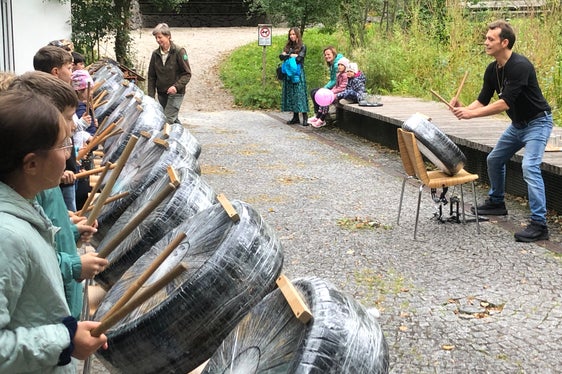 Vor dem Naturparkhaus Rieserferner-Ahrn in Sand in Taufers stellte der umweltbewusste Künstler und Perkussionist Max Castlunger im Rahmen derCleanUP-Tage aus alten Reifen Trommeln aller Art her, die im CleanUP-Percussion-Konzert erklangen. (Foto: LPA/Silvia Oberlechner)
