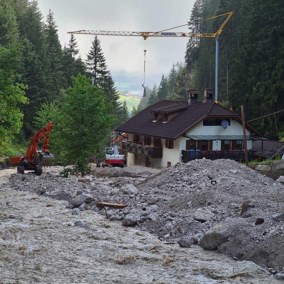 Wenn Wohngebäude durch Naturkatastrophen wie Erdrutsche oder Schlammlawinen beschädigt oder bedroht werden (im Bild Schlammmassen umgeben ein Haus am Furkelpass im Sommer 2023), können Betroffene beim Land um eine Unterstützungsleistung ansuchen. (Foto: LPA/Landesamt für Wildbach- und Lawinenverbauung Ost)
