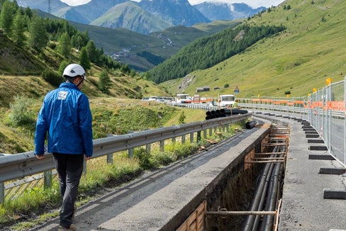Così come avvenuto per il collegamento ad alta tensione Laion-Corvara (nella foto), oggi sono iniziati i lavori per la posa dei cavi interrati anche per la linea ad alta tensione tra Vandoies e Brunico. Nel 2025 è previsto il completamento dell'opera (Foto: Terna)
