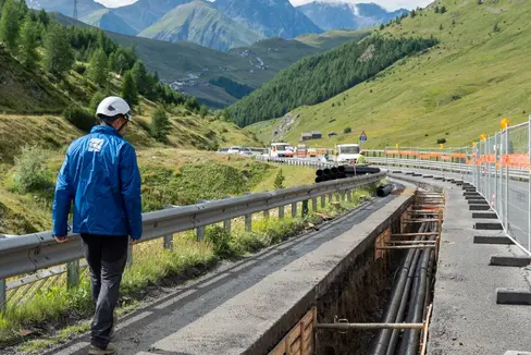 Wie bei der Hochspannungsverbindung Lajen-Corvara (im Bild) haben nun auch die Arbeiten für die Verlegung der Hochspannungserdkabelleitung zwischen Vintl und Bruneck begonnen. Der Abschluss der Arbeiten ist für 2025 geplant. (Foto: Terna)