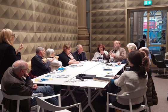 Suddiviso in quattro gruppi di lavoro i partecipanti hanno sviluppato idee progettuali su varie tematiche (Foto: Euregio/Stefan Graziadei)