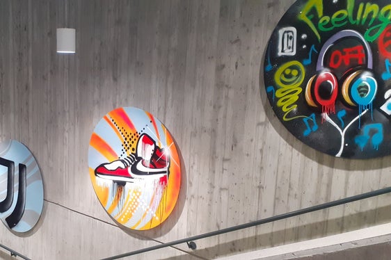 Gestaltet wurden die Graffiti von Schülerinnen und Schülern der Berufsgrundstufe Handel/Verwaltung. (Foto: BBZ)