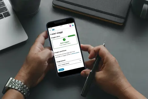 I viaggiatori con AltoAdige Pass o Euregio Family Pass non devono più passare per le obliteratrici: da ora possono convalidare il biglietto sullo smartphone. (Foto: ASP/STA)