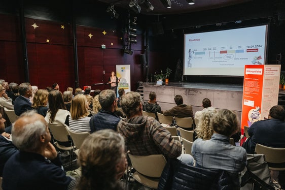Über 300 Interessierte nahmen an den zeitgleich in Bozen, Auer, Brixen, Bruneck, Meran, Schlanders und Sterzing stattfindenden Veranstaltungen zum Bildungsdialog teil. (Foto: LPA/Andreas Senoner)