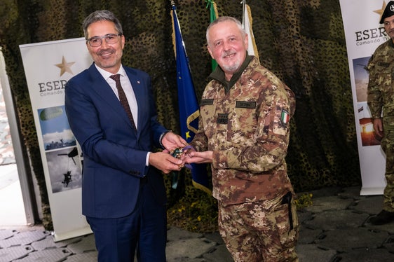 Il Capo di Stato Maggiore dell'Esercito Serino consegna simbolicamente al presidente della Provincia Autonoma di Bolzano Arno Kompatscher le chiavi della caserma E. Federico di Brunico e di parte della caserma F. Rossi di Merano (Foto: ASP)