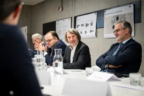 Wir werden alle älter. Das Ziel muss gleichzeitig sein, dass wir auch mehr gesunde Lebensjahre erreichen. Eine Forschungskooperation mit der Charité Berlin kann dabei länderübergreifend eine große Kraft entfalten, sagte Gesundheitslandesrat Hubert Messner (3. von links), der gemeinsam mit Sanitätsdirektor Josef Widmann (erster von links), dem Generaldirektor des Südtiroler Sanitätsbetriebs Christian Kofler (zweiter von links) und Ressortchef Michael Mayr am Treffen mit der Delegation der Charité Berlin teilnahm. (Foto: LPA/Fabio Brucculeri)