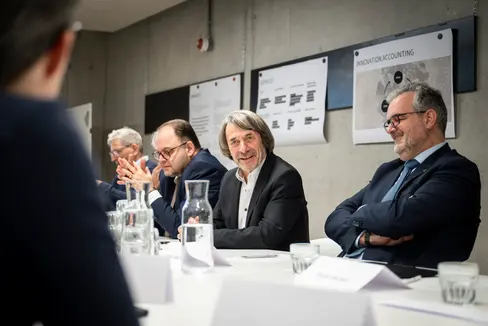 Wir werden alle älter. Das Ziel muss gleichzeitig sein, dass wir auch mehr gesunde Lebensjahre erreichen. Eine Forschungskooperation mit der Charité Berlin kann dabei länderübergreifend eine große Kraft entfalten, sagte Gesundheitslandesrat Hubert Messner (3. von links), der gemeinsam mit Sanitätsdirektor Josef Widmann (erster von links), dem Generaldirektor des Südtiroler Sanitätsbetriebs Christian Kofler (zweiter von links) und Ressortchef Michael Mayr am Treffen mit der Delegation der Charité Berlin teilnahm. (Foto: LPA/Fabio Brucculeri)