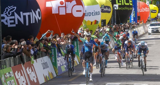 Il Tour of the Alps è ogni anno sempre più una vetrina mediatica per i territori dell'Euregio Trentino, Tirolo e Alto Adige (nella foto con i loghi delle agenzie di promozione territoriale). Nel 2024 è stato trasmesso in televisione in 97 paesi. (Foto: Sprint Cycling Agency)