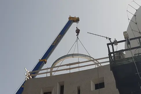 Der Turm für das Radargerät am Gantkofel ist fertig, nun wurde die Halterung für die Kuppel aufgesetzt. (Foto: LPA/Landesamt für Meteorologie und Lawinenwarnung)