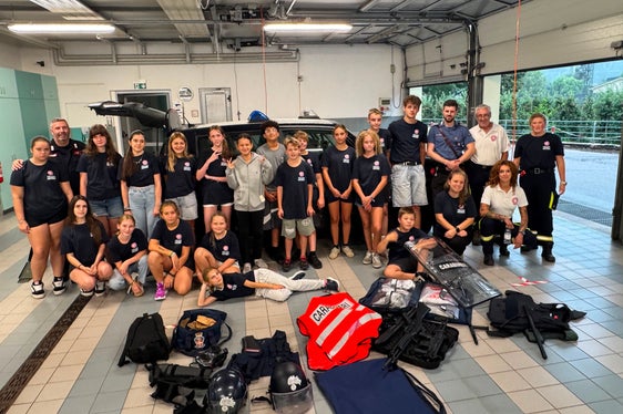 Diversi spunti sulla protezione civile durante il campo: foto di gruppo con i Carabinieri. (Foto: Protezione Civile Croce Bianca)
