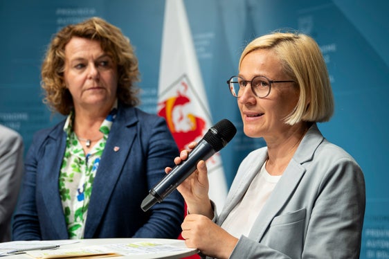 Das Amt für Kinder- und Jugendschutz und Soziale Inklusion hat den Gesetzentwurf in Abstimmung mit einer technischen Arbeitsgruppe erarbeitet. Amtsdirektorin Astrid Wiest hielt bei der Vorstellung fest, dass es im Entwurf erstmals auch die Anerkennung der gesamtgesellschaftlichen Verantwortung für das Phänomen der sexualisierten Gewalt festgeschrieben werde. (Foto. LPA/Fabio Brucculeri)