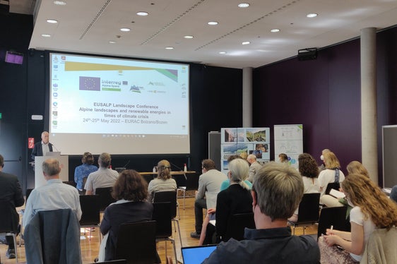 Paesaggi alpini ed energie rinnovabili in tempi di cambiamento climatico è il titolo dell'odierna Conferenza Eusalp all'Eurac di Bolzano. (Foto: ASP/Marcella Morandini)