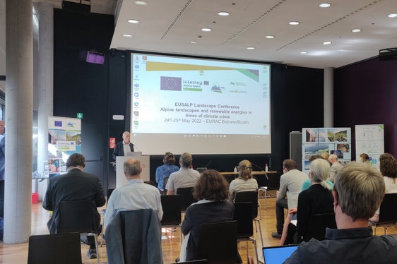 Im Mittelpunkt der Tagung der Europäischen Strategie für den Alpenraum (Eusalp) in der Eurac standen nachhaltige Lösungen in der Raumentwicklung, in der Erzeugung erneuerbarer Energien und in der Landnutzung. (Foto: LPA/Marcella Morandini)
