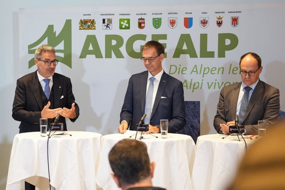 Bei einer Pressekonferenz nach der 57. Regierungschefkonferenz der Arbeitsgemeinschaft Alpenländer (ARGE ALP) haben Landeshauptmann Arno Kompatscher (von links), Landeshauptmann Markus Wallner (Vorarlberg) und Regierungsrat Marc Mächler (Kanton St. Gallen) am 23. Oktober die Ergebnisse präsentiert. (Foto: Land Vorarlberg/7PRO.TV)