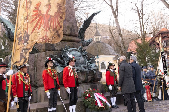 Kompatscher e Mattle hanno commemorato il 215° anniversario della morte del combattente per la libertà tirolese Andreas Hofer al Bergisel e nella Hofkirche (Foto: Land Tirol/Die Fotografen)