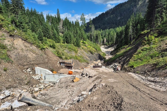 Durch den Bau von bisher 13 Sperren hat das Landesamt für Wildbach- und Lawinenverbauung Ost in der Agentur für Bevölkerungsschutz den Hochwasserschutz im Stollabach in der Gemeinde Prags verstärkt. (Foto: LPA/Landesamt für Wildbach- und Lawinenverbauung Ost/Michael Baumgartner)