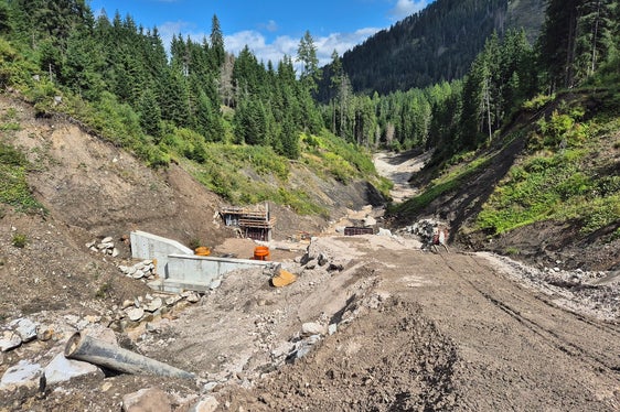 Durch den Bau von bisher 13 Sperren hat das Landesamt für Wildbach- und Lawinenverbauung Ost in der Agentur für Bevölkerungsschutz den Hochwasserschutz im Stollabach in der Gemeinde Prags verstärkt. (Foto: LPA/Landesamt für Wildbach- und Lawinenverbauung Ost/Michael Baumgartner)