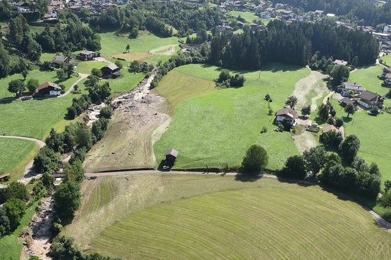 Wegen der hohen Niederschlagsmengen entwickelte sich gestern Abend ein Murgang im Frötschbach in Seis; bei einem Erkundungsflug wurde heute das Ausmaß der Schäden dokumentiert. (Foto: Agentur für Bevölkerungsschutz/Landeswarnzentrum/Omar Formaggioni)