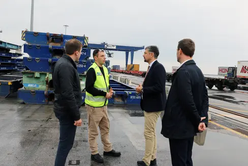 Der Direktor des Ressorts für Mobilität Martin Vallazza und Mobilitätslandesrat Daniel Alfreider (von rechts) im Gespräch mit den Mitarbeitern des Hafenterminals Samer Sea Port in Triest. (Foto: LPA/Ingo Dejaco)