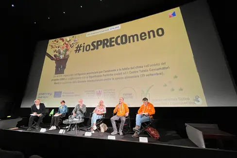 Hanno relazionato sul tema Silke Raffeiner (Centro Tutela Consumatori Utenti), Giulio Angelucci (Ufficio gestione rifiuti), Sabine Eccel (Vinzimarkt), Calogero Di Cara (Siticibo banco alimentare) e Giovanni Vultaggio (Banco alimentare). (Foto: USP/Agenzia provinciale per l'ambiente e la tutela del clima)