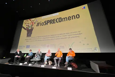 Hanno relazionato sul tema Silke Raffeiner (Centro Tutela Consumatori Utenti), Giulio Angelucci (Ufficio gestione rifiuti), Sabine Eccel (Vinzimarkt), Calogero Di Cara (Siticibo banco alimentare) e Giovanni Vultaggio (Banco alimentare). (Foto: USP/Agenzia provinciale per l'ambiente e la tutela del clima)