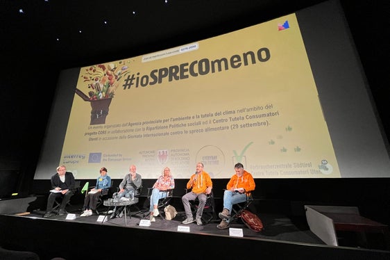 Eine zweite Diskussionsrunde bestand aus Silke Raffeiner (Verbraucherzentrale), Giulio Angelucci (Amt für Abfallwirtschaft), Sabine Eccel (Vinzimarkt), Calogero Di Cara (Siticibo banco alimentare) und Giovanni Vultaggio (Banco alimentare/Landestafel). (Foto: LPA/Landesagentur für Umwelt und Klimaschutz)