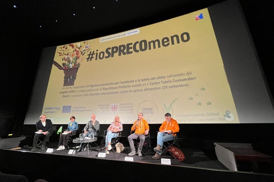 Eine zweite Diskussionsrunde bestand aus Silke Raffeiner (Verbraucherzentrale), Giulio Angelucci (Amt für Abfallwirtschaft), Sabine Eccel (Vinzimarkt), Calogero Di Cara (Siticibo banco alimentare) und Giovanni Vultaggio (Banco alimentare/Landestafel). (Foto: LPA/Landesagentur für Umwelt und Klimaschutz)