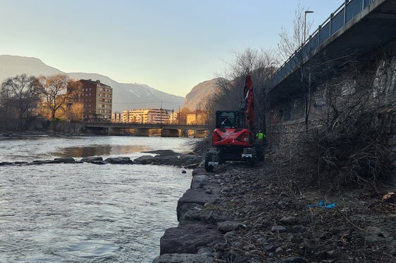 Durch die ausgeführten Arbeiten hat das Landesamt für Wildbach- und Lawinenverbauung Süd in der Agentur für Bevölkerungsschutz den Hochwasserschutz am Eisack in Bozen erhöht. (Foto: LPA/Landesamt für Wildbach- und Lawinenverbauung Süd in der Agentur für Bevölkerungsschutz)