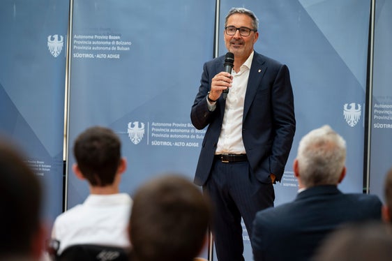 Il presidente della Provincia Arno Kompatscher ha ringraziato i tirocinanti per il loro lavoro e ha sottolineato la necessità di trovare personale motivato e qualificato per la Provincia. Inoltre, ha raccomandato loro di prepararsi già ora a un’eventuale carriera nella Pubblica amministrazione, sostenendo l’esame di bilinguismo e indicando la propria appartenenza a un gruppo linguistico. “Il plurilinguismo è la nostra particolarità, per questo il mondo ci invidia”, ha sottolineato il presidente. (Foto: USP/Fabio Brucculeri)