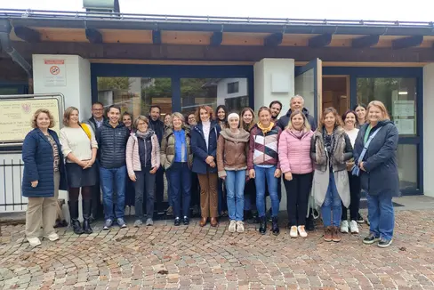 Plurilinguismo in una zona di confine. Foto di gruppo davanti all'Istituto comprensivo di Senale-San Felice: (da destra a sinistra) Edith Ploner, Dagmar Morandell, Heinrich Videsott, Elvis Burchia, Adele Piazzi, Agnes Irsara, Bernhard Flatscher, Genny Ploner, Monica Moroder, Flavia Lardschneider, Maria Kostner, Susy Rottonara, Sofia Stuflesser, Irene Kostner, Veronica Rubatscher, Lorenz Clara, Albert Videsott, Petra Senoner, Romy Canins, Edith Kofler, Federica Piffer e Maria Teresa Mussner (Foto: USP/Direzione provinciale scuole ladine)