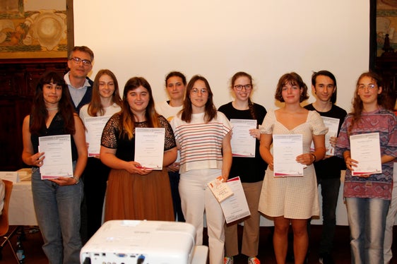 Beste Plätze beim Landeswettbewerb der Philosophieolympiade gab es für Valentina Ciranna, Klassisches, Sprachen- und Kunstgymnasium Bozen, Emma Koler, Realgymnasium Bozen, Valerio Gabriele Osto, Realgymnasium Meran, Hilgedard Obkircher, Klassisches, Sprachen- und Kunstgymnasium, Helena Wierer, Sozialwissenschaftliches Gymnasium Bozen, Elisabeth Munter, Franziskanergymnasium Bozen, Franziska Sanin, Franziskanergymnasium Bozen, Claudia Unterberger, Sozialwissenschaftliches Gymnasium Brixen, Adrian Mersini, Franziskanergymnasium Bozen, Jasmin Gurschler, Oberschulzentrum Schlanders, Ramona Klapfer, Realgymnasium Bozen, Magdalena Rechenmacher, Sozialwissenschaftliches Gymnasium Bozen, im Bild mit Koordinator Goller (2.v.l.) (Foto: LPA/Bildungsdirektion/VerenaHilber)