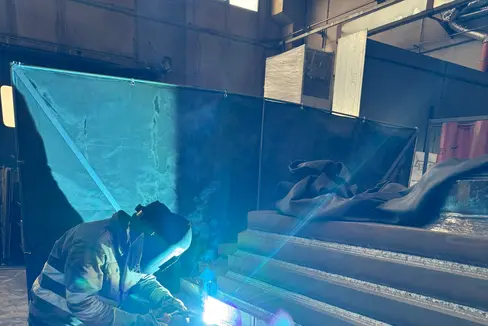 Proseguono i lavori di ristrutturazione e rinforzo: nell'immagine un operaio è intento a saldare la struttura (Foto: USP/Dipartimento Infrastrutture e Mobilità)