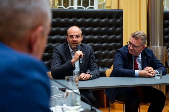 Il presidente della Banca Popolare Alto Adige Lukas Ladurner e il direttore generale dello stesso istituto di credito Alberto Naef all'incontro di venerdì 6 ottobre con il presidente della Provincia autonoma di Bolzano, il direttore generale Steiner e il direttore di Dipartimento Stofner. (Foto: ASP/Fabio Brucculeri)
