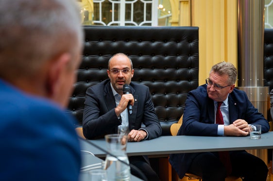 Il presidente della Banca Popolare Alto Adige Lukas Ladurner e il direttore generale dello stesso istituto di credito Alberto Naef all'incontro di venerdì 6 ottobre con il presidente della Provincia autonoma di Bolzano, il direttore generale Steiner e il direttore di Dipartimento Stofner. (Foto: ASP/Fabio Brucculeri)