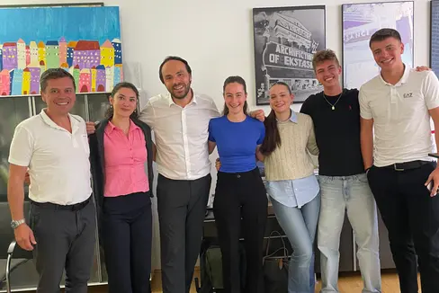 Sprachen über die Erfahrungen bei der Österreichischen Jugendkonferenz: (v.l.) Amtsdirektor Konrad Pamer, Marie Niederstätter, Landesrat Philipp Achammer, Anna Lena Stecher, Anna Ortler, Noah Steiner, Kevin Pichler. (Foto: LPA/Amt für Jugendarbeit)