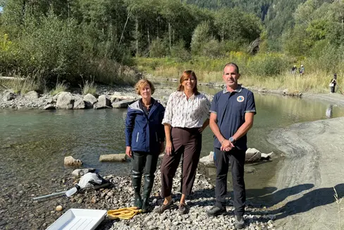 Riprese della trasmissione RAI 1 Linea Verde Italia il 7 settembre lungo il torrente Aurino: da sinistra, la biologa e limnologa Renate Alber del Laboratorio biologico provinciale, la conduttrice di RAI 1 Monica Caradonna e Nicola Marangoni del Centro Funzionale provinciale. (Foto: USP/RAI Linea Verde Italia)