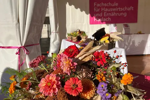 Mit ihrer Mischung aus Information, Tradition und floristischer Gestaltung setzte die Fachschule für Hauswirtschaft und Ernährung Haslach einen Akzent im bunten Programm des Erntedankfestes auf dem Bozner Waltherplatz. (Foto: LPA/Fachschule für Hauswirtschaft und Ernährung Haslach)