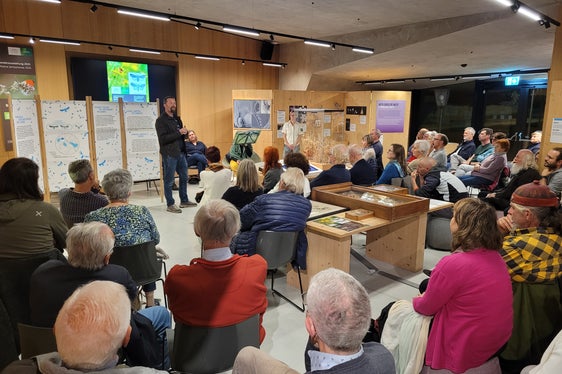 Anche conferenze ed eventi serali, come quello qui ritratto nel Centro visite del Parco naturale Gruppo di Tessa a Naturno, attirano regolarmente un pubblico interessato nei sette Centri visite dei parchi naturali dell'Alto Adige. (Foto: Ufficio provinciale Natura)