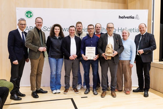 Schutzwaldpreisverleihung 2026 in Mellau/Vorarlberg: (von links nach rechts) Direktor Landesabteilung Forstdienst Günther Unterthiner, Vorarlberger Forstwirtschaftslandesrat Christian Gantner, Barbara Rossi, Stefan Obersteiner, Günther Pörnbacher, Josef Gruber (alle Forstinspektorat Welsberg), Direktor Seniorenwohnheim Innichen Herbert Watschinger, Jurymitglied Monika Frehner, Tiroler Forstwirtschaftslandesrat Josef Geisler (Foto: LPA/Land Vorarlberg/Emanuel Sutterlüty)