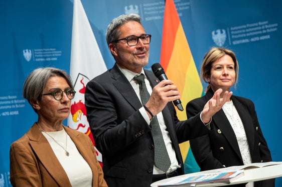 Auch wir in Südtirol sind eine Minderheit und kennen das Gefühl, anders zu sein. Gerade deshalb setzen wir uns für Vielfalt und Diversität ein. Es geht nicht darum, jemandem etwas aufzudrängen, sondern um eine offene, gerechte und tolerante Gesellschaft für alle Bürgerinnen und Bürger. Solidarität statt Diskriminierung – sowohl sprachlich als auch im Hinblick auf die sexuelle Orientierung und Geschlechteridentität. Die Regenbogenflagge darf dabei nicht parteipolitisch instrumentalisiert werden, sondern steht für gemeinsame gesellschaftliche Werte, sagte Kompatscher. (Foto: LPA/Fabio Brucculeri)