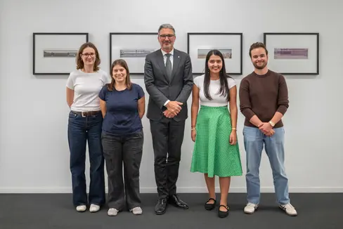 Landeshauptmann Arno Kompatscher im Austausch mit Vertreterinnen und Vertretern der Südtiroler HochschülerInnenschaft (sh.asus) über aktuelle Anliegen von Studierenden und die Weiterentwicklung der sh.asus. Im Bild von links: Eva Maria Köllemann, Julia Bozzetta, Landeshauptmann Arno Kompatscher, die Vorsitzende Neha Bhati und Marcel Walder. (Foto: LPA/Greta Stuefer)