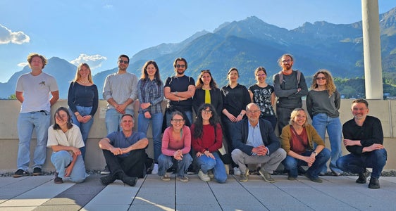 Grenzüberwindender wissenschaftlicher Austausch zur Gebirgsarchäologie: Im Rahmen des Euregio-Workshops „Mountain Archaeology Beyond Borders“ trafen sich im Mai und August 2025 Lehrende und Studierende aus Innsbruck und Trient. (Foto: Bianca Zerobin)